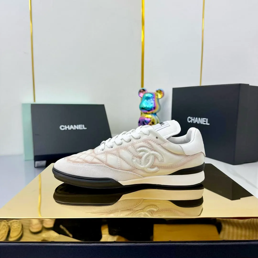👟👟Ex-factory price 640👟👟 Top version Chanel Chanel - 2025 counter top casual sports shoes This sneaker is a classic design; the upper is electro-embroidered with a variety of techniques; the outsole is fashionable and sporty; it is unusual to incorporate a variety of color matching elements... The diversified mix and match is very beautiful and versatile, and can be used for leisure, fashion, sports and outdoor... ꫛꫀꪝ Go➫ Material: ❶The upper is made of: original cowhide ❷The inner lining is made of: original imported sheepskin ❸The outsole is based on: original TPU combination outsole Full set of boutique packaging for women 35–41 👉